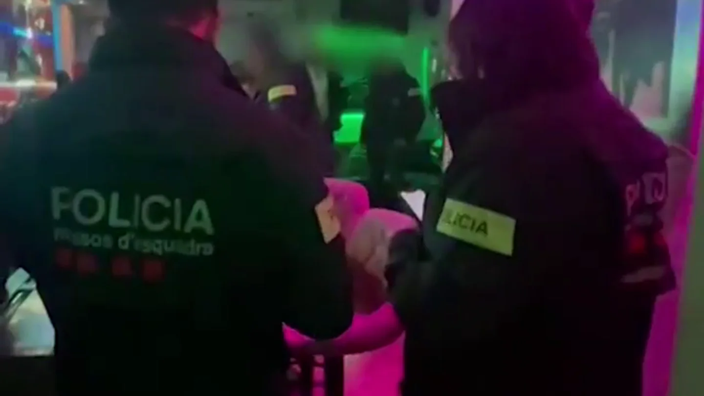 Cinco detenidos por drogar y estafar 110.000 euros a clientes de prostíbulos de Barcelona Cinco detenidos por drogar y estafar 110.000 euros a clientes de prostíbulos de Barcelona