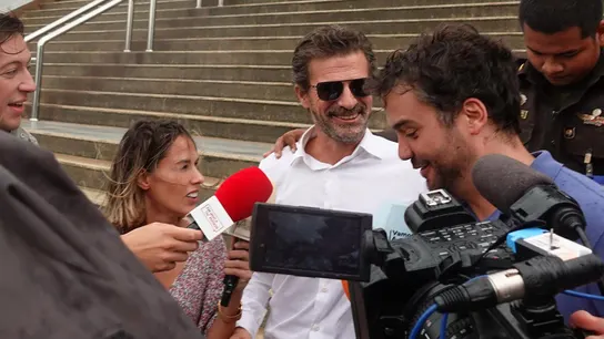 Rodolfo Sancho, responde a las preguntas de los medios de comunicación a su salida del juicio por el asesinato de su hijo en el Tribunal Provincial de Koh Samui. Rodolfo Sancho, responde a las preguntas de los medios de comunicación a su salida del juicio por el asesinato de su hijo en el Tribunal Provincial de Koh Samui.