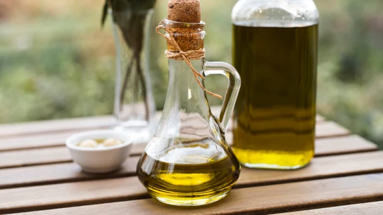 Varias botellas de aceite de oliva natural Varias botellas de aceite de oliva natural