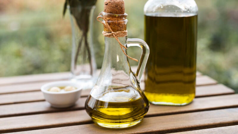 Varias botellas de aceite de oliva natural
