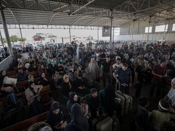 The first Spanish evacuees leave Gaza through the Rafah crossing and are preparing to enter Egypt