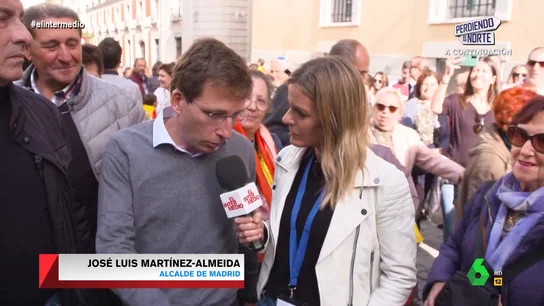 Almeida, sobre si le incomodaba la presencia de Abascal en la concentración: "Lo hubiera estado si hubiese venido Sánchez" Almeida, sobre si le incomodaba la presencia de Abascal en la concentración: "Lo hubiera estado si hubiese venido Sánchez"