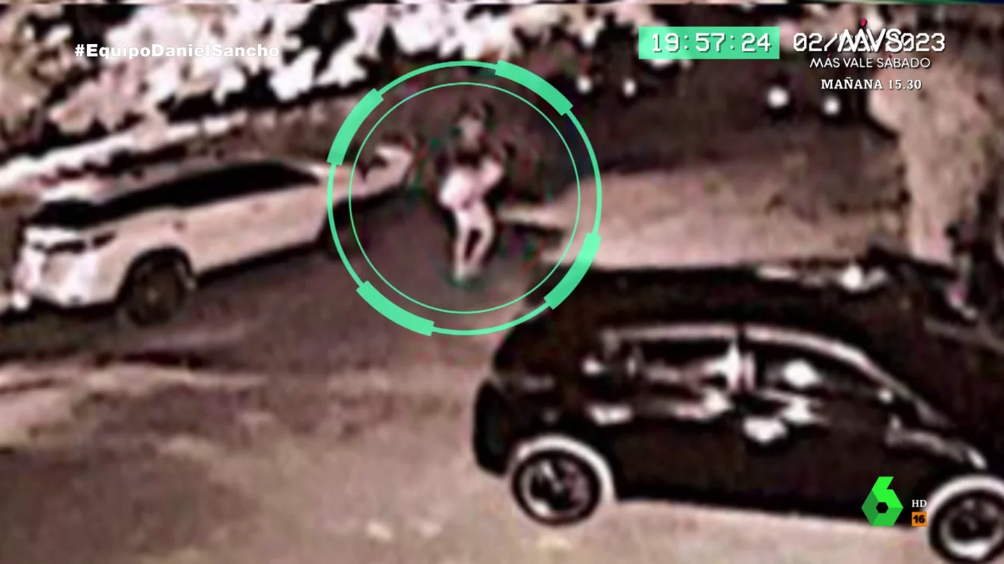 Captura del momento en el que Daniel Sancho es grabado cargando con una bolsa de plástico El momento en el que Daniel Sancho es grabado cargando con una bolsa de plástico y caminando junto al mar