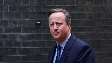 David Cameron regresa a Downing Stret para ser ministro de Exteriores