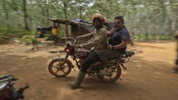 El peligroso viaje de Jalis de la Serna en moto a las plantaciones ilegales de cacao de la selva: "Puede haber niños trabajando"