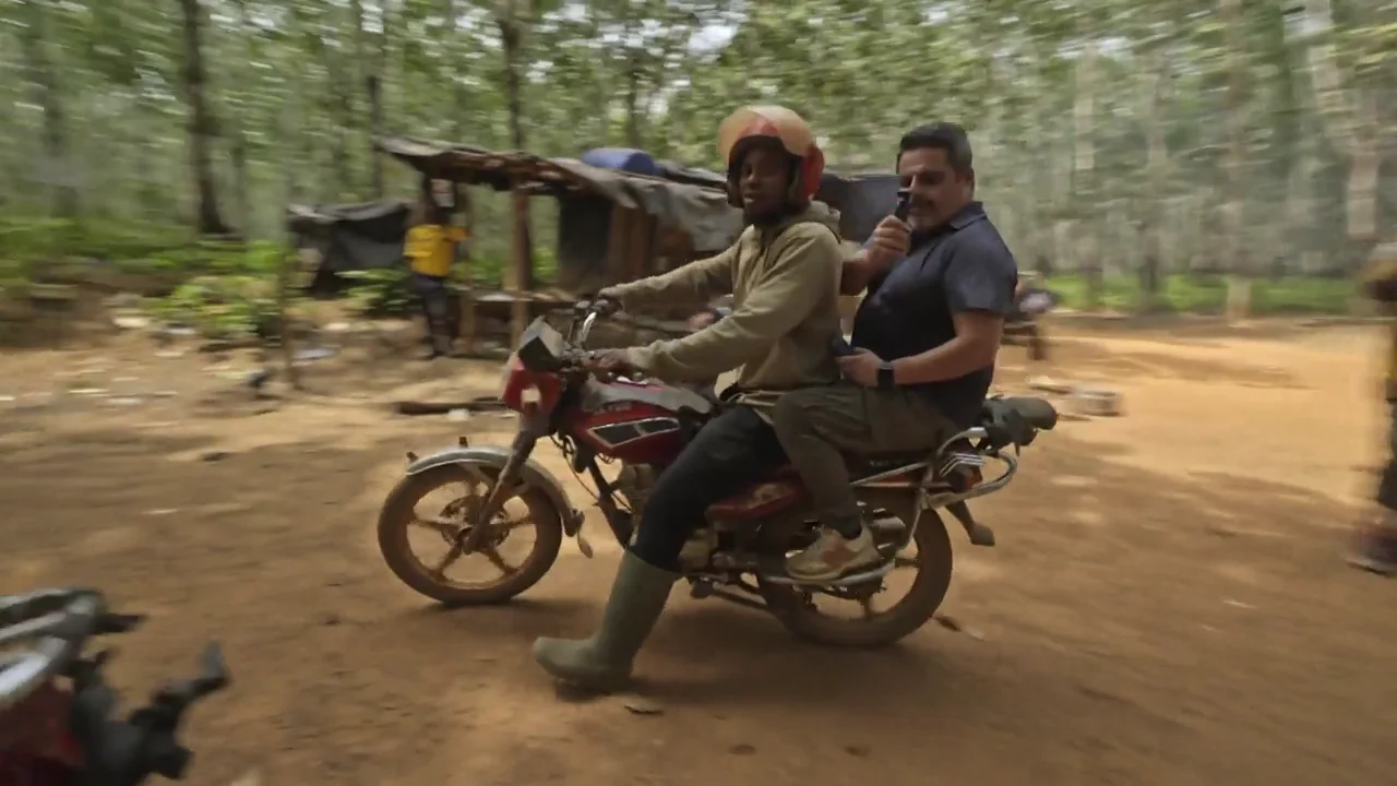 El peligroso viaje de Jalis de la Serna en moto a las plantaciones ilegales de cacao de la selva: "Puede haber niños trabajando"