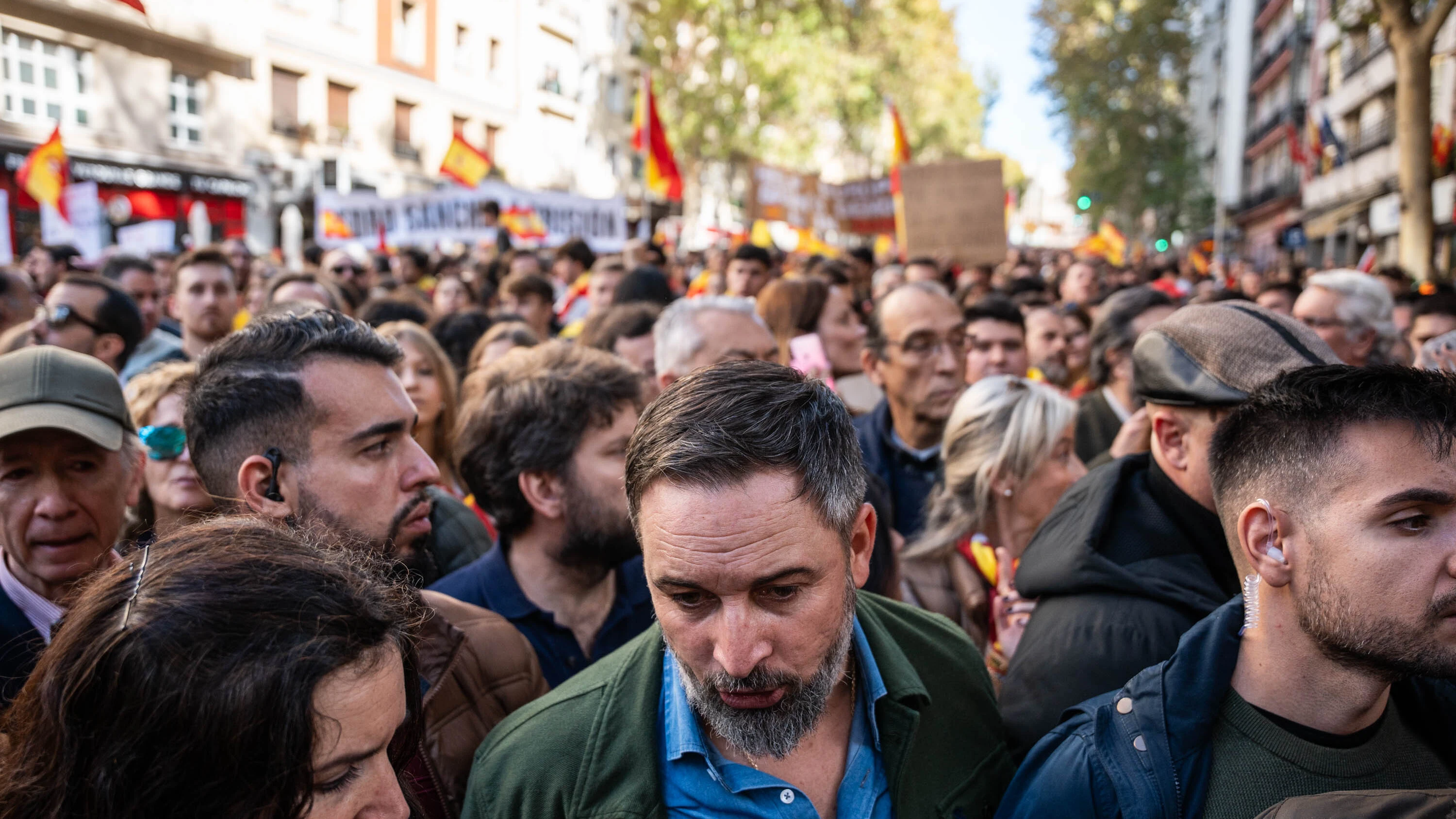 El líder de Vox, Santiago Abascal, participa en una protesta frente a la sede nacional del PSOE