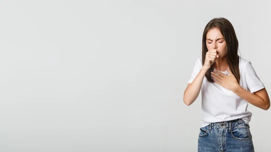 Un mujer con tos La tos crónica afecta al 5,5% de la población en España