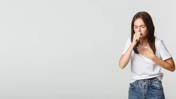 Un mujer con tos Un mujer con tos