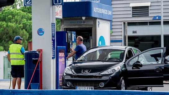 Un hombre echa carburante a su vehículo en una estación de servicio en Madrid. Un hombre echa carburante a su vehículo en una estación de servicio en Madrid.