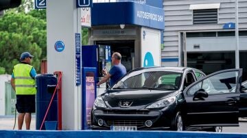 Un hombre echa carburante a su vehículo en una estación de servicio en Madrid.