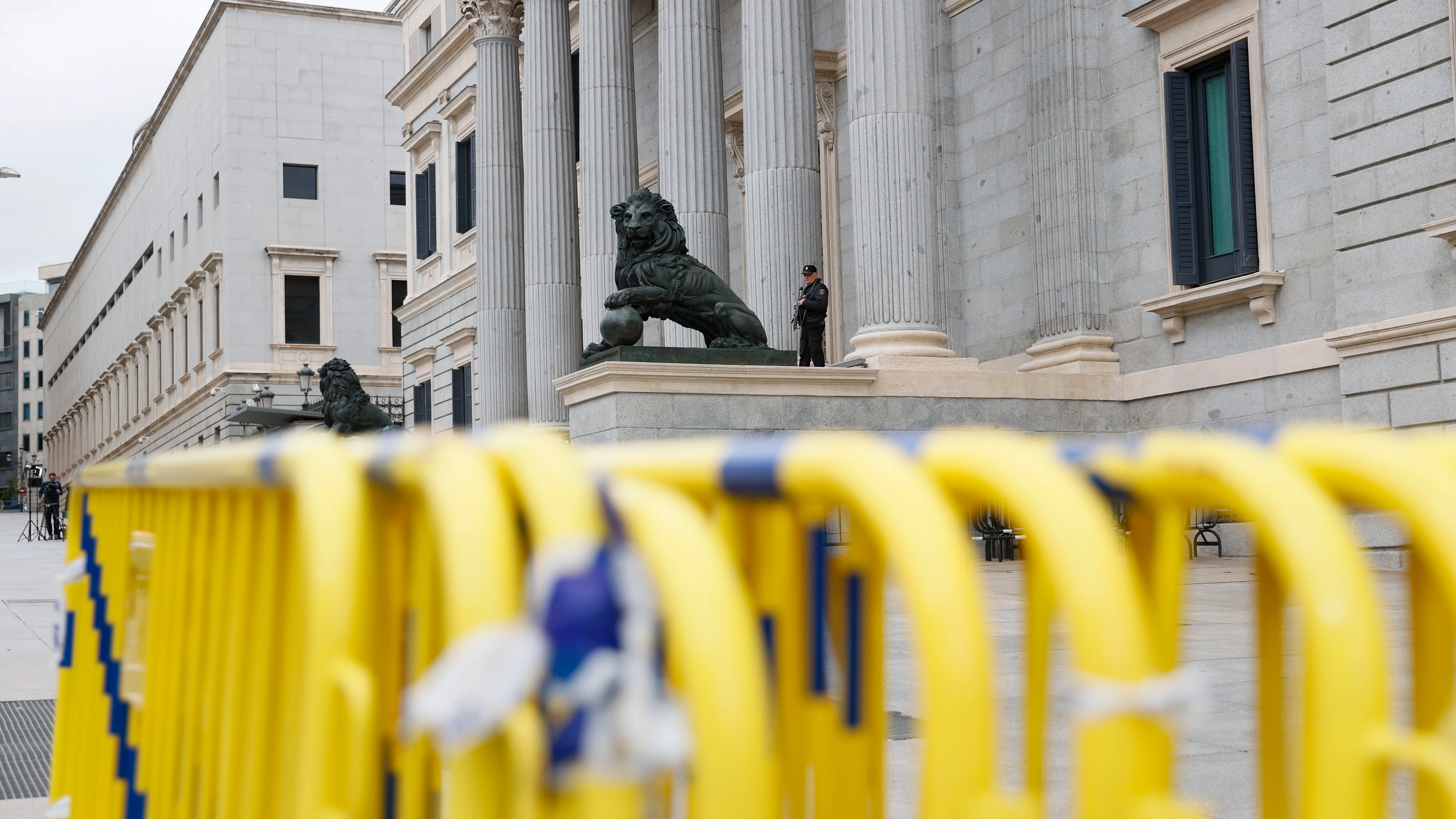 Varias vallas colocadas a las puertas del Congreso de los Diputados, en noviembre de 2023