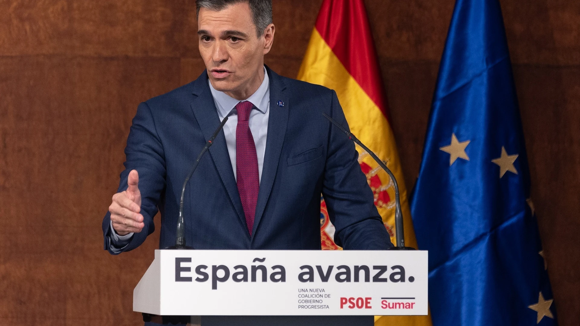 El presidente del Gobierno en funciones, Pedro Sánchez, comparece tras la firma de un acuerdo con la líder de Sumar y vicepresidenta segunda del Gobierno y ministra de Trabajo en funciones, para un Gobierno de coalición progresista.