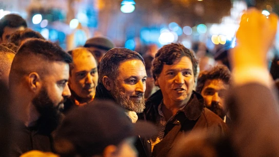 El líder de Vox, Santiago Abascal, junto a Tucker Carlson durante una manifestación contra la amnistía frente a la sede del PSOE en Ferraz. El líder de Vox, Santiago Abascal, junto a Tucker Carlson durante una manifestación contra la amnistía frente a la sede del PSOE en Ferraz.