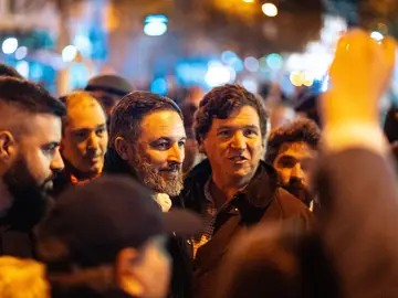 El líder de Vox, Santiago Abascal, junto a Tucker Carlson durante una manifestación contra la amnistía frente a la sede del PSOE en Ferraz.
