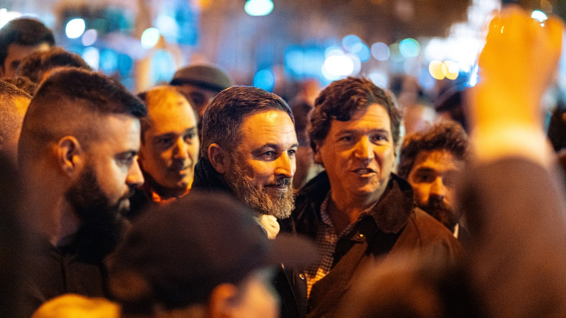 El líder de Vox, Santiago Abascal, junto a Tucker Carlson durante una manifestación contra la amnistía frente a la sede del PSOE en Ferraz.