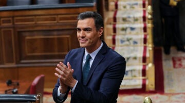 El presidente del Gobierno en funciones, Pedro Sánchez, aplaude a su bancada en la segunda sesión del debate de investidura del candidato socialista a la Presidencia de Gobierno en la XIV Legislatura en Madrid (España), a 5 de enero de 2020.