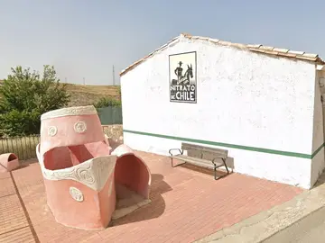 Cartel de un anuncio en Olmeda de la Cuesta, pueblo de Cuenca Cartel de un anuncio en Olmeda de la Cuesta, pueblo de Cuenca