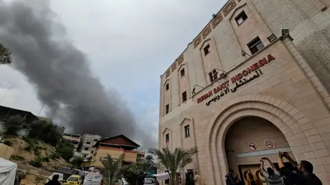 Ataque israelí cerca de un hospital sin combustible ni electricidad en el norte de Gaza, el 12 de noviembre de 2023