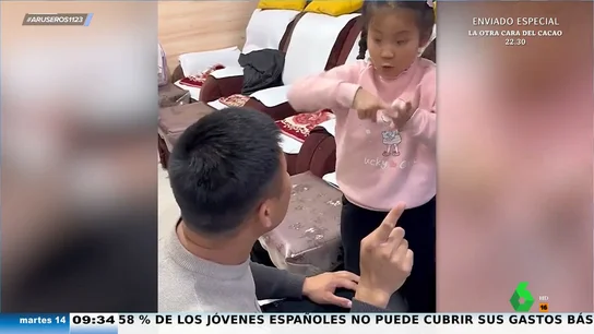 Una niña de 6 años hace de traductora de lenguaje de signos a su padre sordo Una niña de 6 años hace de traductora de lenguaje de signos a su padre sordo