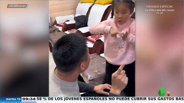 Una niña de 6 años hace de traductora de lenguaje de signos a su padre sordo