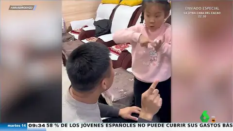 Una niña de 6 años hace de traductora de lenguaje de signos a su padre sordo