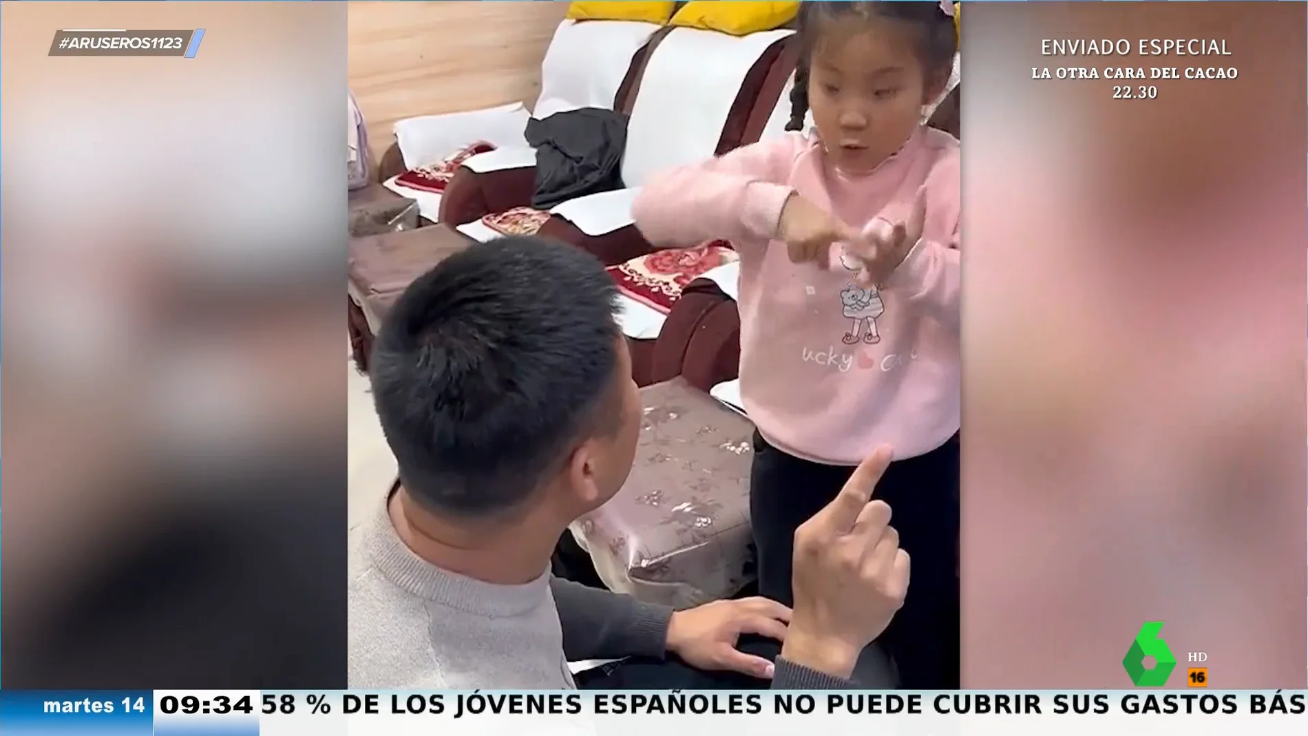 Una niña de 6 años hace de traductora de lenguaje de signos a su