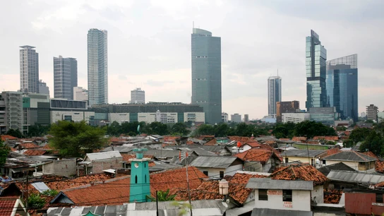 Skyline de los rascacielos de Yakarta y sus suburbios, en Indonesia. Skyline de los rascacielos de Yakarta y sus suburbios, en Indonesia.