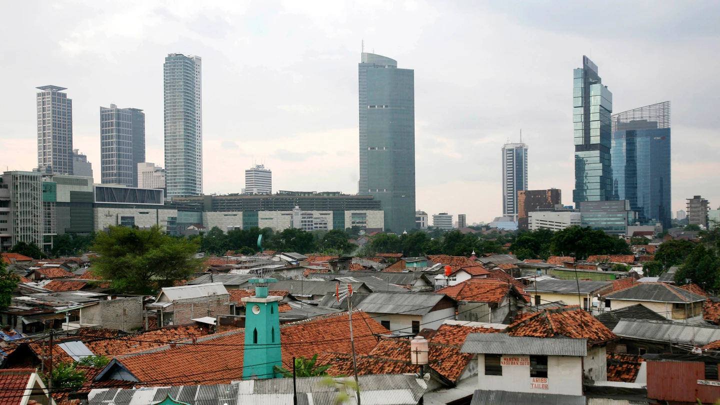 Skyline de los rascacielos de Yakarta y sus suburbios, en Indonesia. Skyline de los rascacielos de Yakarta y sus suburbios, en Indonesia.