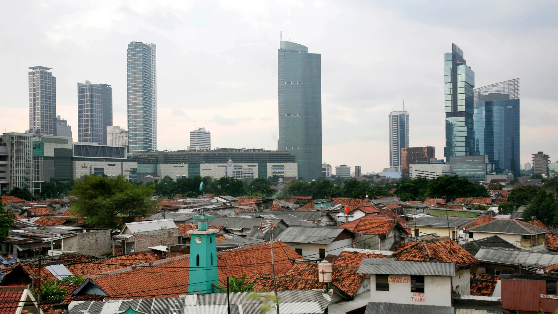 Skyline de los rascacielos de Yakarta y sus suburbios, en Indonesia.