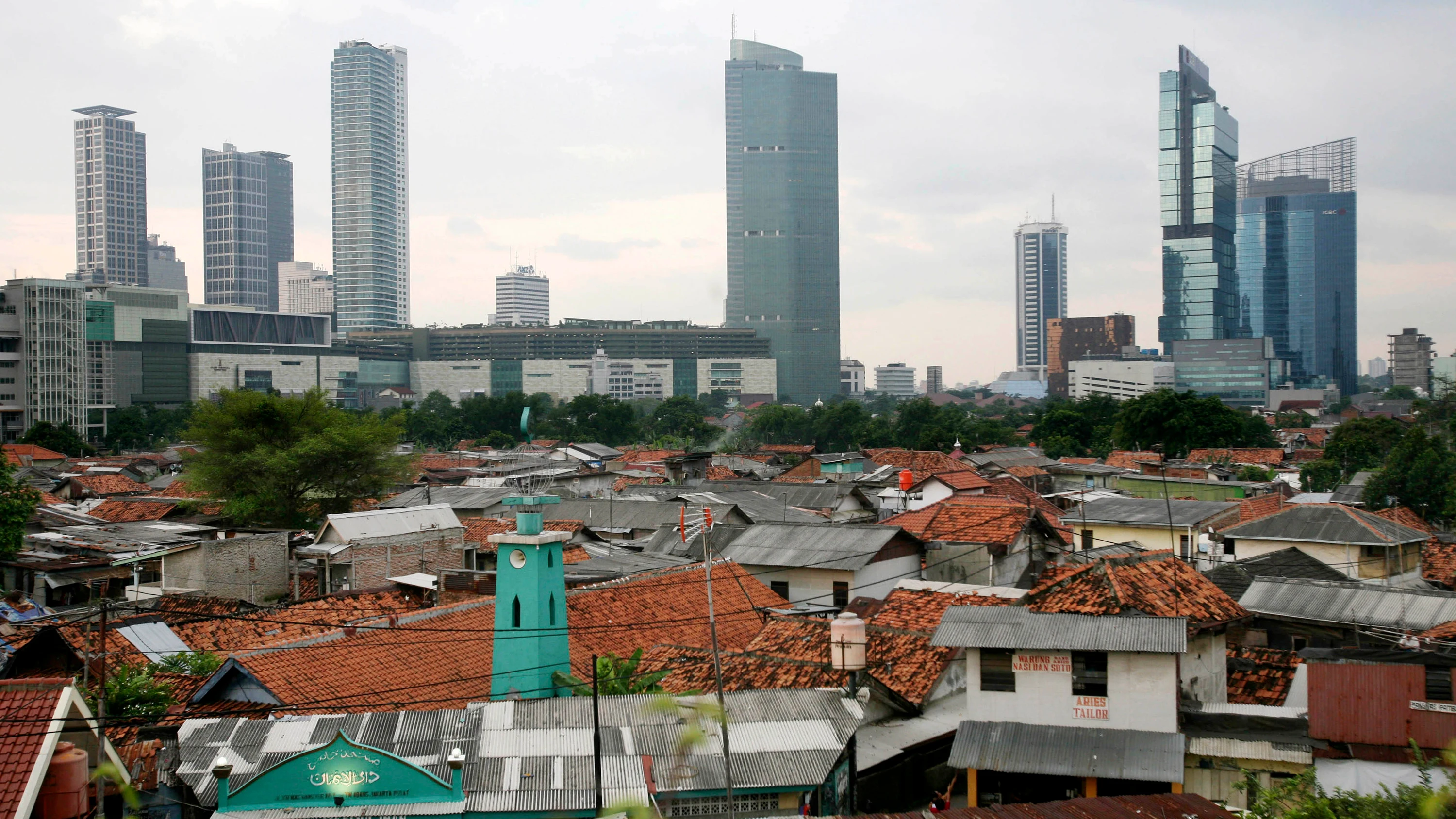 Skyline de los rascacielos de Yakarta y sus suburbios, en Indonesia.