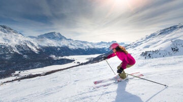 Mujer joven esquiando en la nieve