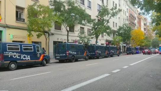 Vehículos policiales blindados frente a la sede del PSOE en Ferraz, este 15 de noviembre. Vehículos policiales blindados frente a la sede del PSOE en Ferraz