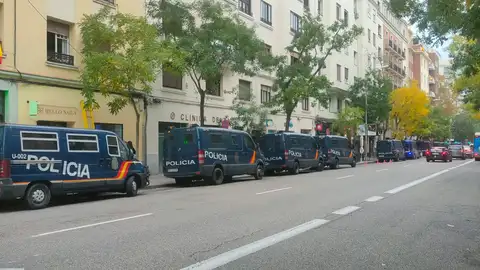 Vehículos policiales blindados frente a la sede del PSOE en Ferraz