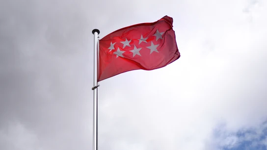 Bandera de la Comunidad de Madrid, roja con 7 estrellas blancas Bandera de la Comunidad de Madrid, roja con 7 estrellas blancas