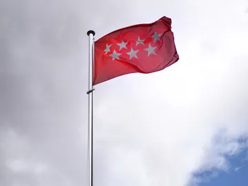 Bandera de la Comunidad de Madrid, roja con 7 estrellas blancas Bandera de la Comunidad de Madrid, roja con 7 estrellas blancas