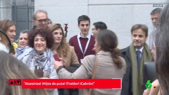 Gritos de "hijos de puta" y "asesinos" a varios diputados a su llegada al Congreso Gritos de "hijos de puta" y "asesinos" a varios diputados a su llegada al Congreso