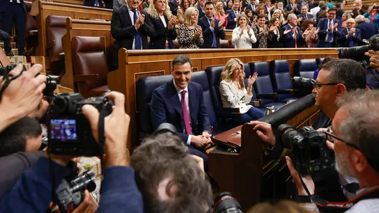 Pedro Sánchez, aplaudido en su escaño del Congreso, junto a Yolanda Díaz. Pedro Sánchez, aplaudido en su escaño del Congreso, junto a Yolanda Díaz.
