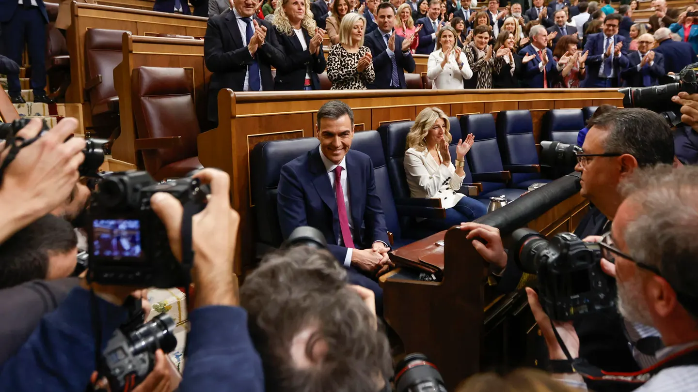 Pedro Sánchez, aplaudido en su escaño del Congreso, junto a Yolanda Díaz. Pedro Sánchez, aplaudido en su escaño del Congreso, junto a Yolanda Díaz.