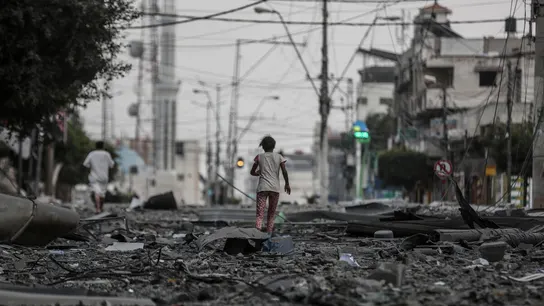 Infancia en la Franja de Gaza Una niña huye tras un bombardeo en Gaza