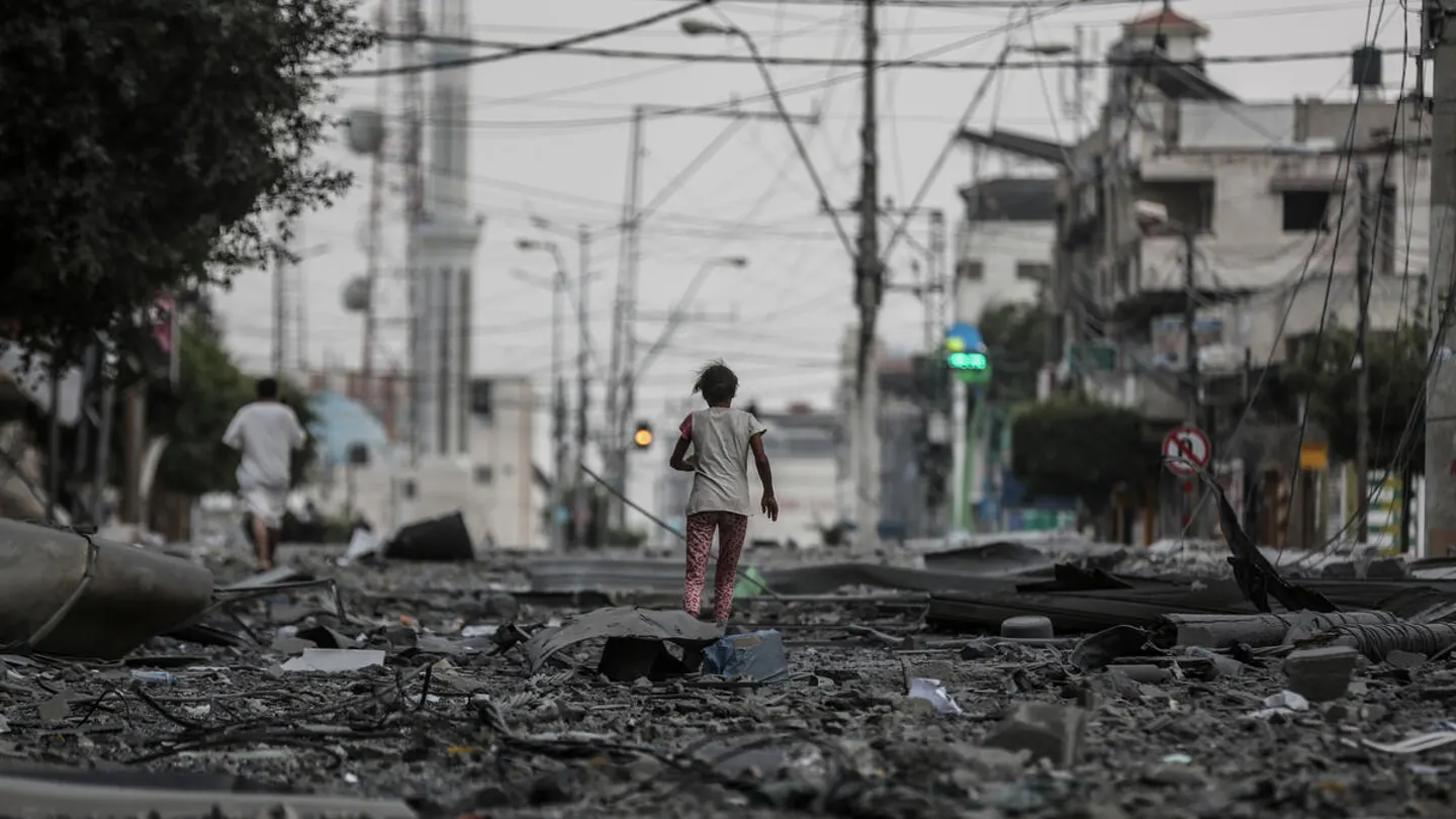 Infancia en la Franja de Gaza Una niña huye tras un bombardeo en Gaza
