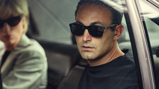 Elizabeth Debicki como Diana de Gales y Hhalid Abdalla como Dodi Fayed en 'The Crown' T6. Elizabeth Debicki como Diana de Gales y Hhalid Abdalla como Dodi Fayed en 'The Crown' T6.