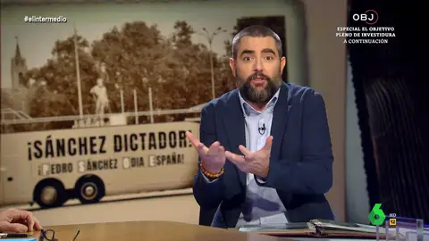 "A los neonazis de Ferraz les está explotando la cabeza": Dani Mateo sobre el autobús de Hazte Oír con Sánchez como Hitler