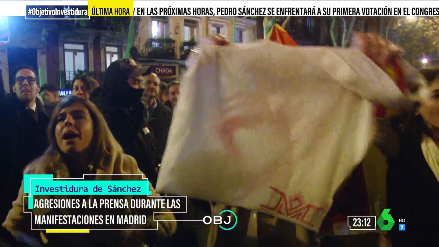 El acoso a Sara Ramos y un c&aacute;mara de laSexta en la manifestaci&oacute;n en Ferraz: "Han empujado a mi compa&ntilde;ero"