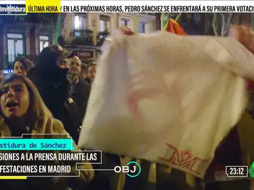 El acoso a Sara Ramos y un cámara de laSexta en la manifestación en Ferraz: &quot;Han empujado a mi compañero&quot;