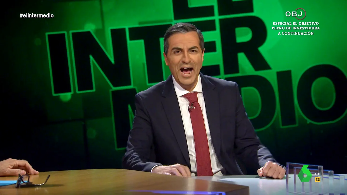 Los chistes malos de Pedro Sánchez sobre Alberto Núñez Feijóo y Vox 'Pedro Sánchez', imitación de Raúl Pérez mediante, analiza su primera jornada del debate de investidura con chistes malos y deja un recado a El Gran Wyoming en este vídeo de El Intermedio: "Me he reído más en la sesión de investidura".