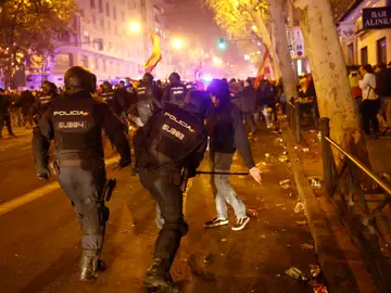 Disturbios tras la concentración contra la Amnistía, este miércoles en la madrileña calle Ferraz, junto a la sede central del PSOE.