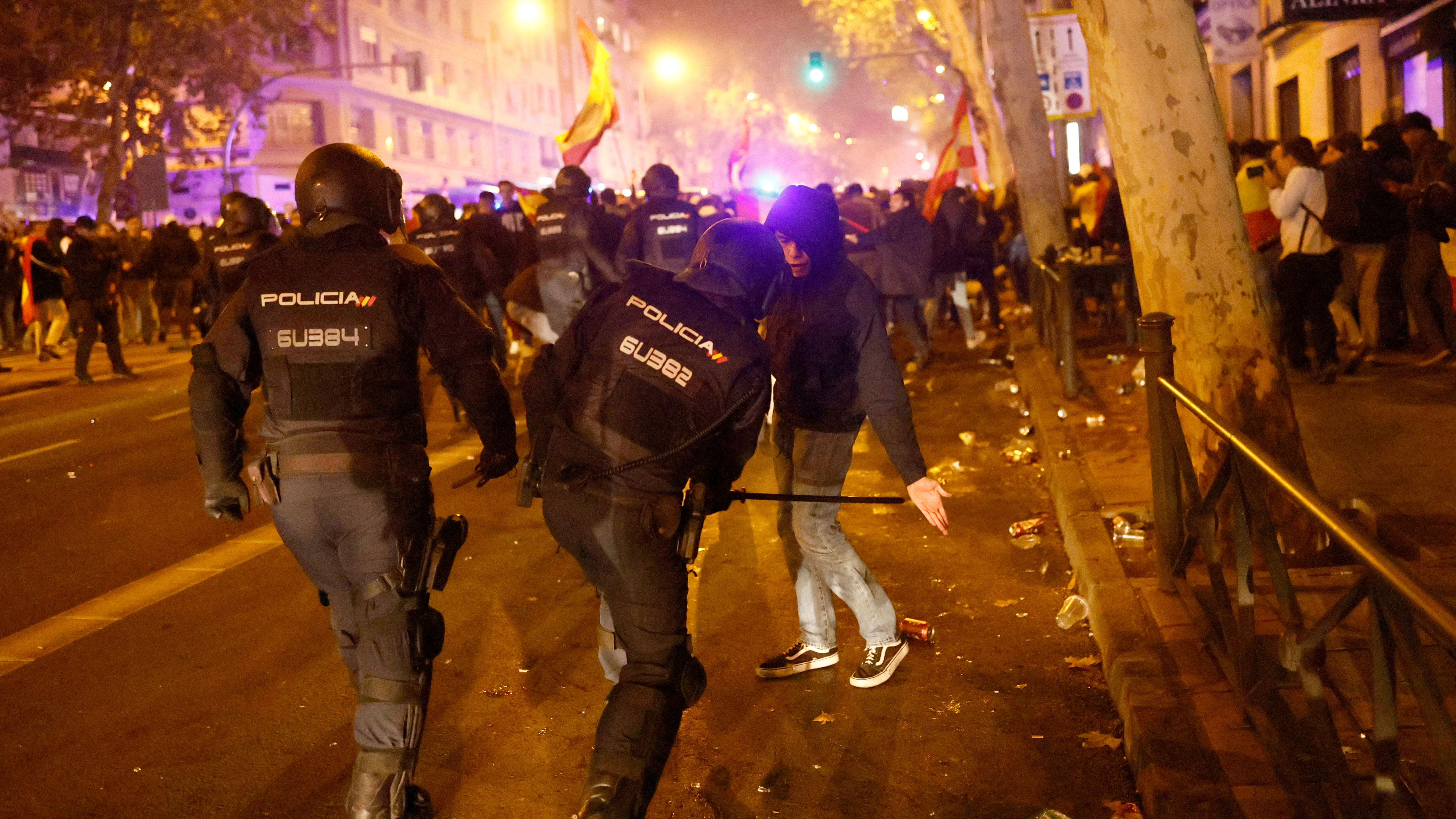 Disturbios tras la concentración contra la Amnistía, este miércoles en la madrileña calle Ferraz, junto a la sede central del PSOE.