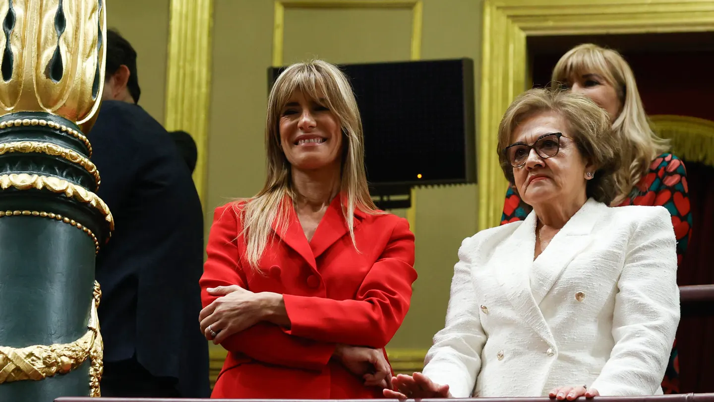 Begoña Gómez (i) y Magdalena Pérez Castejón, esposa y madre, respectivamente, de Pedro Sánchez, en el Congreso. Begoña Gómez (i) y Magdalena Pérez Castejón, esposa y madre, respectivamente, de Pedro Sánchez, en el Congreso.