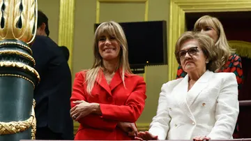 Begoña Gómez (i) y Magdalena Pérez Castejón, esposa y madre, respectivamente, de Pedro Sánchez, en el Congreso.